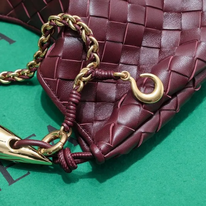 Batch 1860 Bv2024 early spring new product ⛓️Chain SARDINE 💙 Upgraded chain shoulder strap ⛓️ Chic and high-end, showing the fashion taste of urban women! Metal handles and classic weaving are combined together to perfectly integrate art and elegance. Through exquisite craftsmanship, new sardine-shaped handles are cast, and the brass material is the finishing touch. Each handle has a unique light-floating effect. The top-grade sheepskin material is woven to create a half-moon-shaped bag body, which has a fleshy touch and satisfies the preferences of those who pay attention to details. It is the most outstanding fashionable item for any occasion! 💕 Size: 33x20x4, Model: 6768#